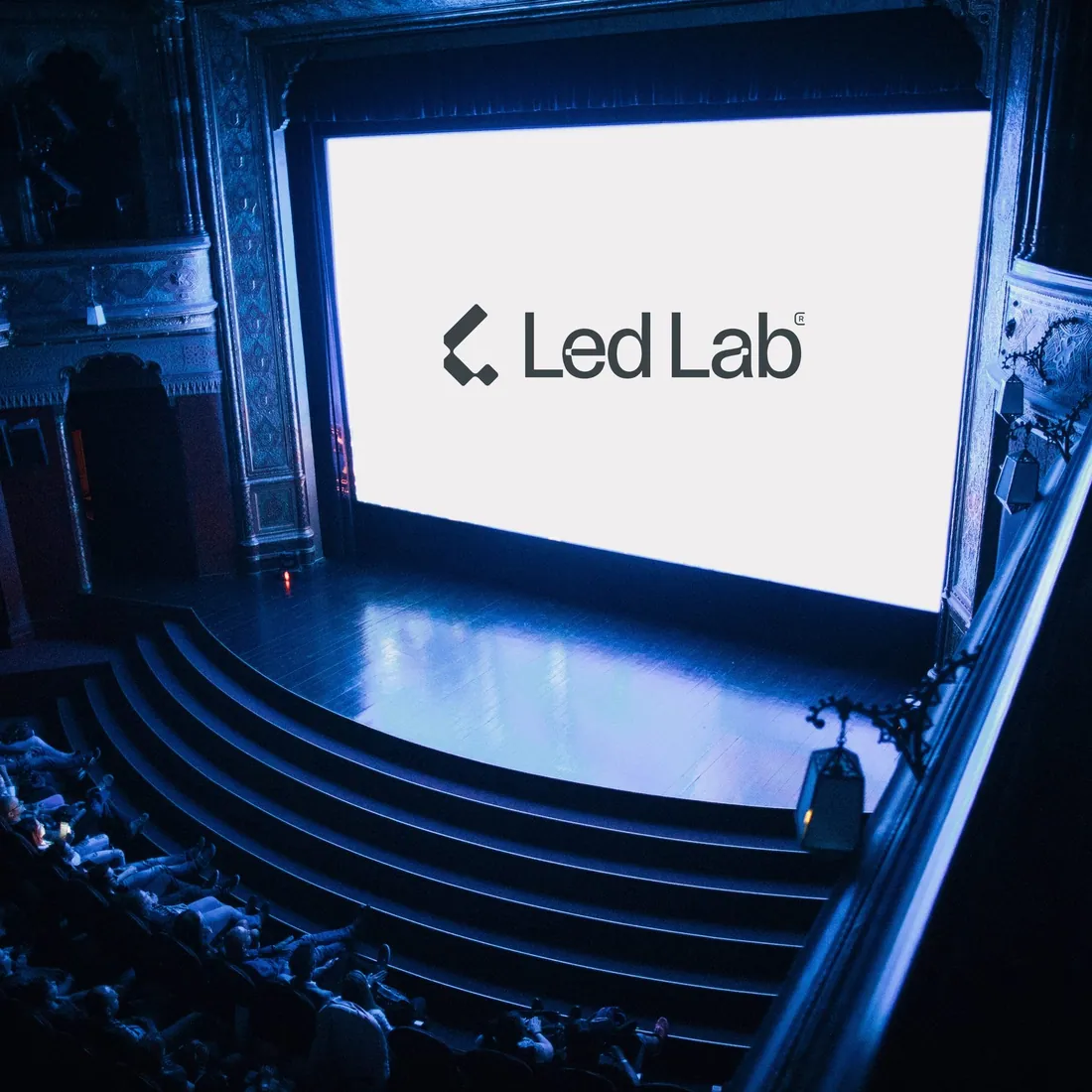 Pantalla LED instalada en un teatro