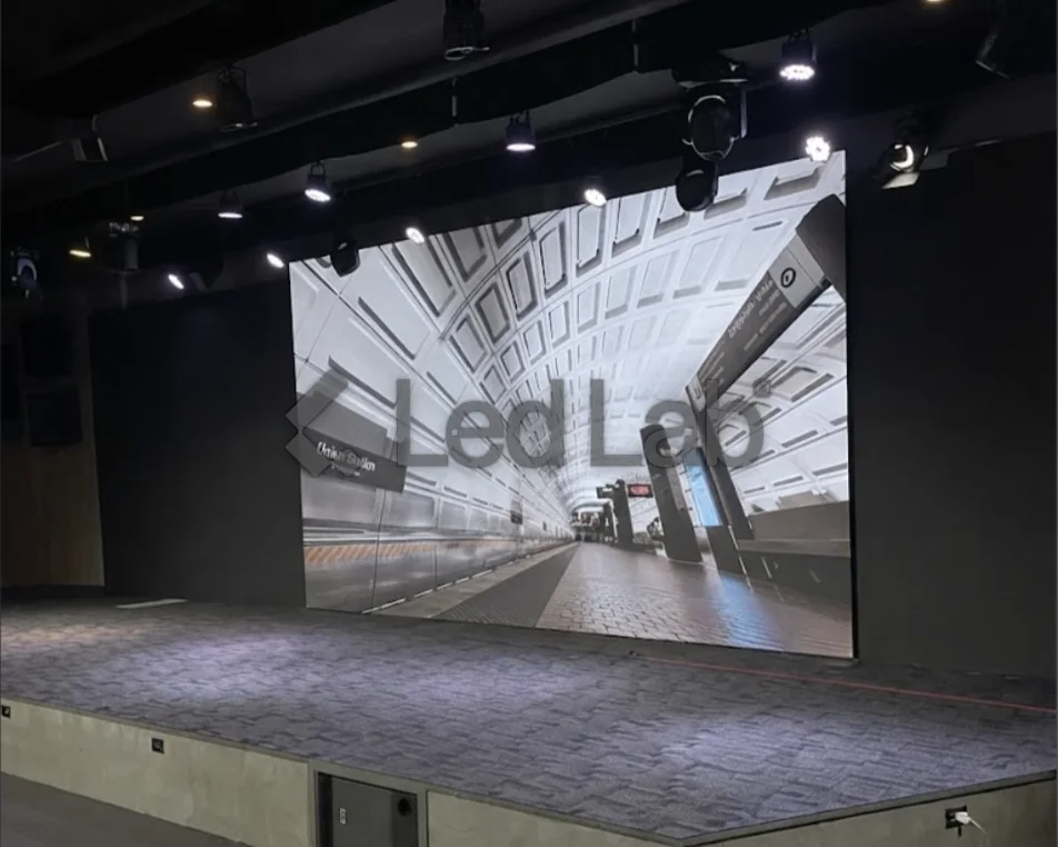 Pantalla LED de 21.5 m² al ras de la pared del escenario de un auditorio en Antigua Guatemala
