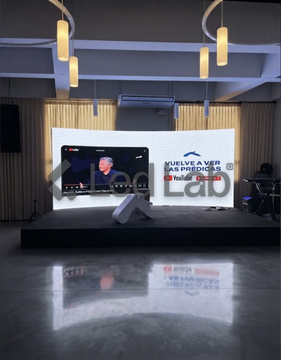Pantalla LED curva en el escenario de una iglesia