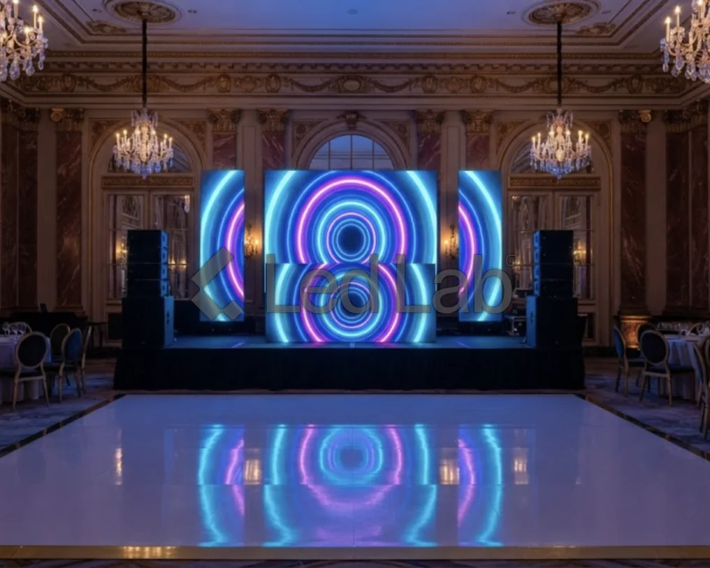 Escenario con pantallas LED en un salón de eventos